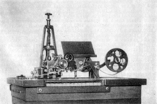 Следующим успешным проектом Эдисона стал квадруплексный телеграф. Томас усовершенствовал имеющуюся дуплексную схему, и после этого телеграф Эдисона был способен передавать четыре сообщения по одному проводу.