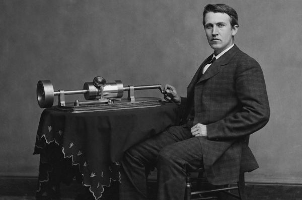 К концу 1870-х Томас Эдисон собрал свой первый фонограф, работу над которым изобретатель вёл около 20 лет. Представленное Эдисоном устройство позволяла записывать и воспроизводить музыку и речь, использоваться в качестве говорящих часов, а также служило «вспомогательным приспособлением к телефону».