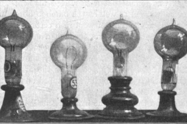 Одним из наиболее ярких изобретений Томаса Эдисона стала лампа накаливания с угольной нитью – его версия лампы позволяла гореть около 40 часов. Кроме того, Эдисон также изобрёл поворотный выключатель. Именно с этого момента лампы начали вытеснять на рынке газовые приборы освещения.