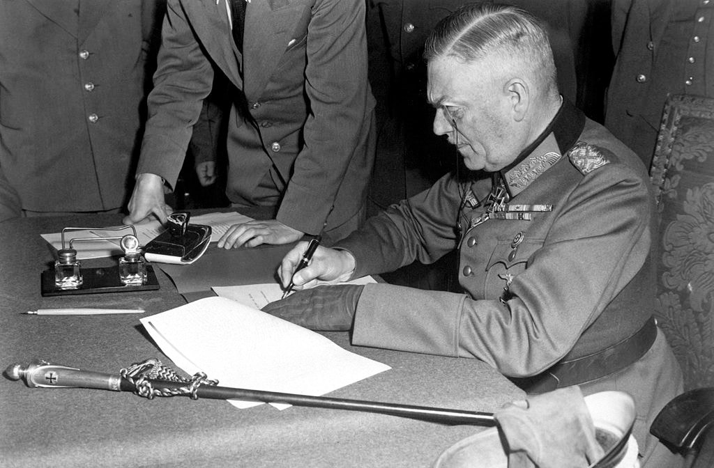 General-feldmarshal-Vilgelm-Keytel-podpisyivaet-akt-o-bezogovorochnoy-kapitulyatsii