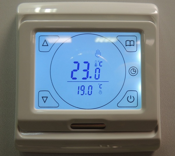 Некоторые терморегуляторы имеют датчики температуры теплого пола и общей температуры в помещении